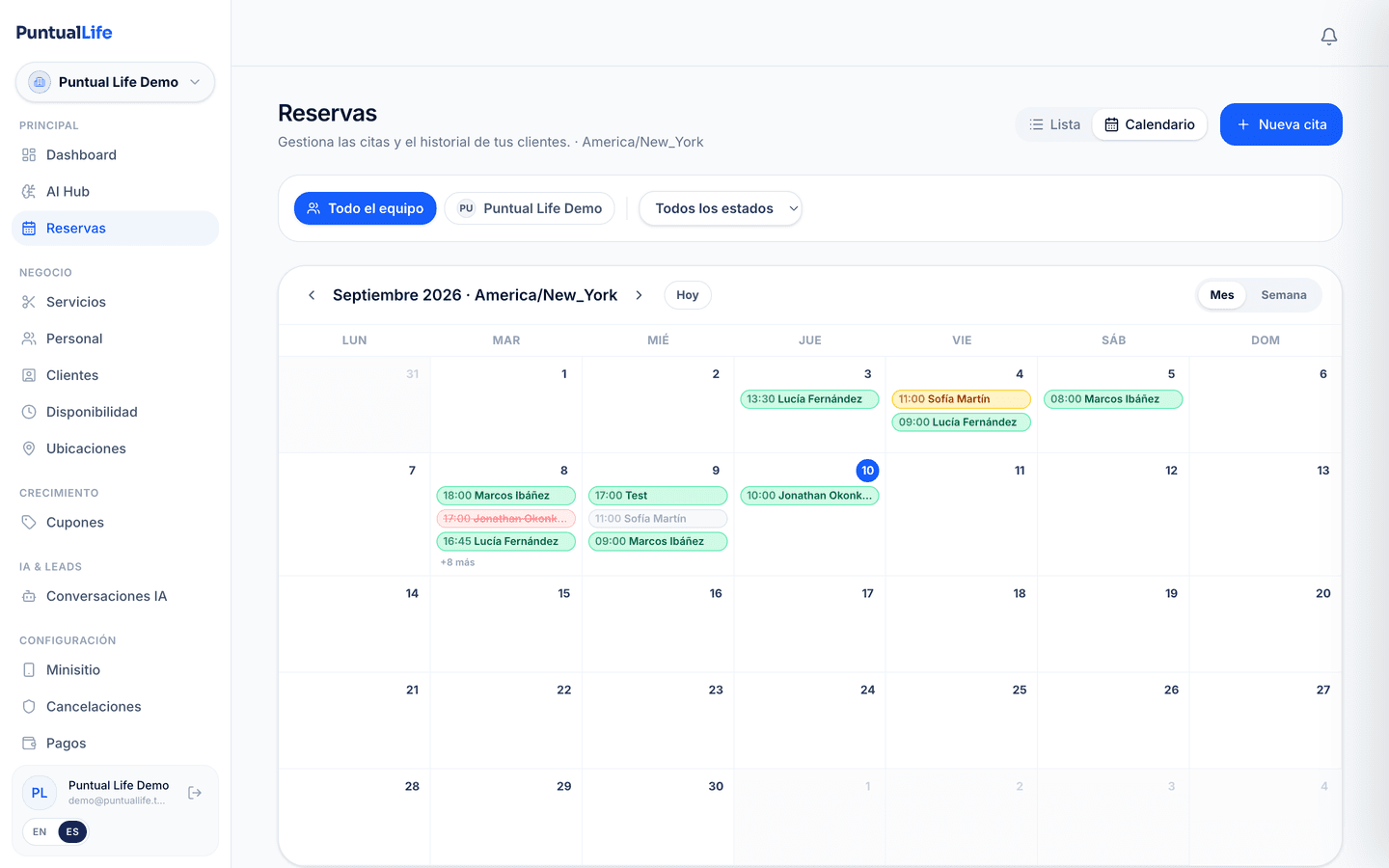 Vista de calendario mensual del panel con citas confirmadas y canceladas